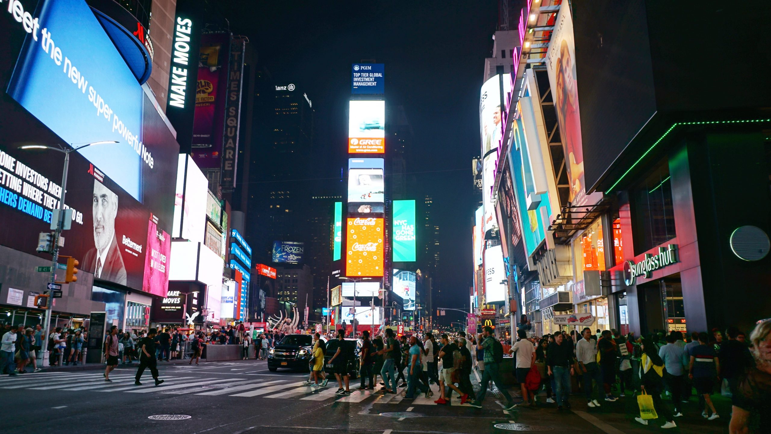 Times Square New York Nova Iorque New Year Travel Script Itinerary Map Girl smilling blog viagens roteiros itinerários World to explore